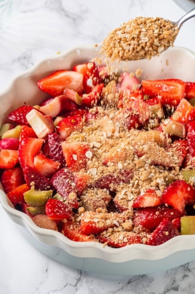 Easy Strawberry Rhubarb Crisp Recipe